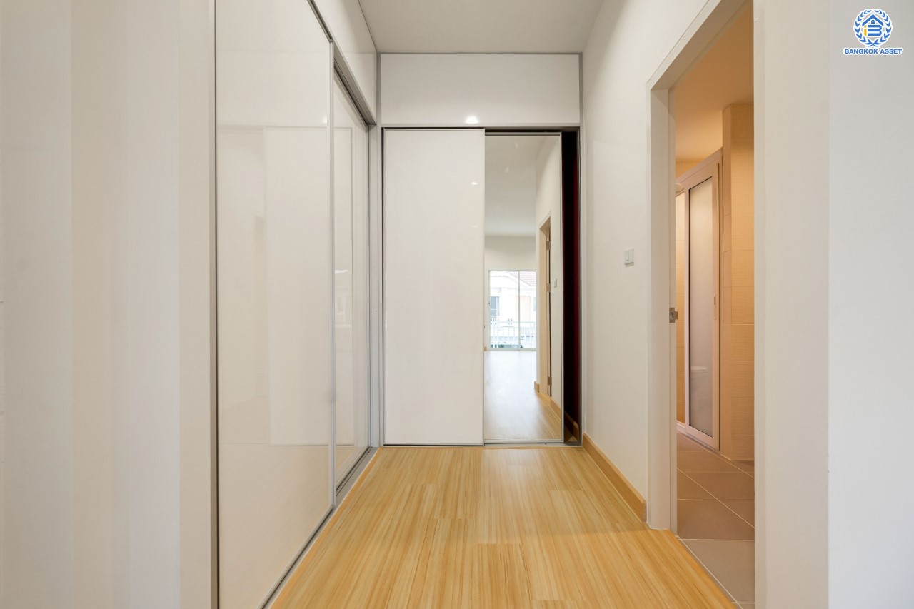 บ้านมือสองตกแต่งใหม่ ม.สิริกานต์3 บางใหญ่-กาญจนาฯ หลังมุม เนื้อที่ 56.8 ตร.ว. ฟังก์ชัน 3 นอน 3 น้ำ จอดรถได้ 2 คัน พื้นที่ใช้สอยกว้างขวาง พร้อมเดินทางสะดวกสบาย ใกล้รถไฟฟ้า "สถานีคลองบางไผ่" และจุดขึ้นทางด่วน "ศรีรัช"